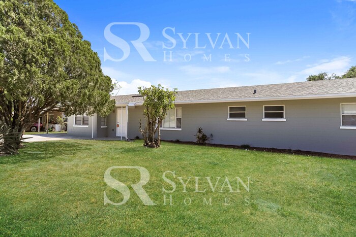 Foto principal - Come view this charming home