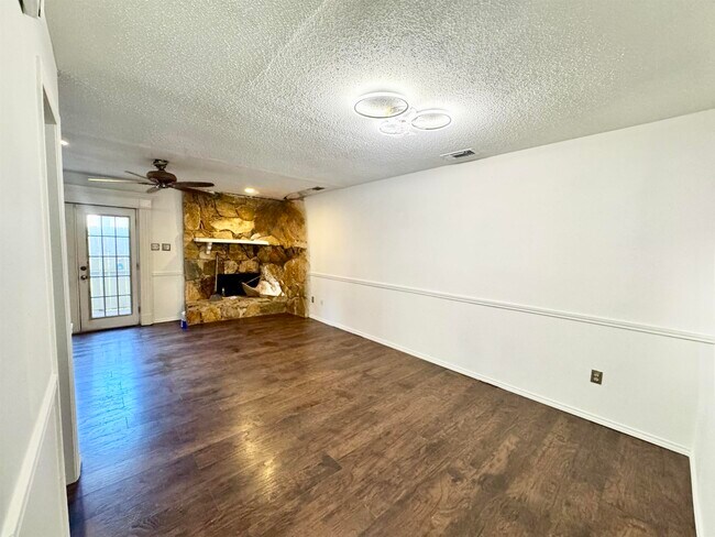 Building Photo - 200 Martingale