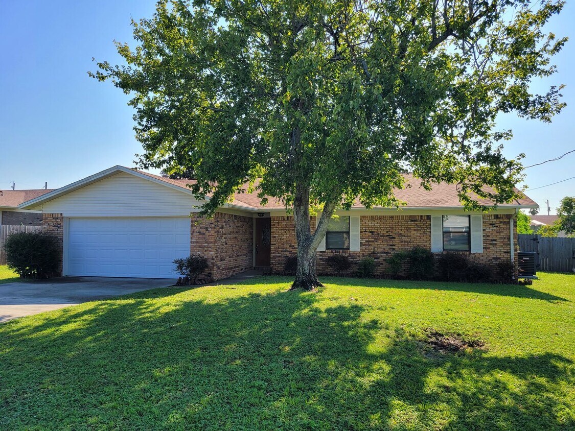 Foto principal - Callaway 3 bedroom 2 bath home with 2 car ...