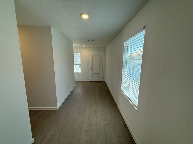 Foto del edificio - Brand New 4bd/2ba in Prime Location