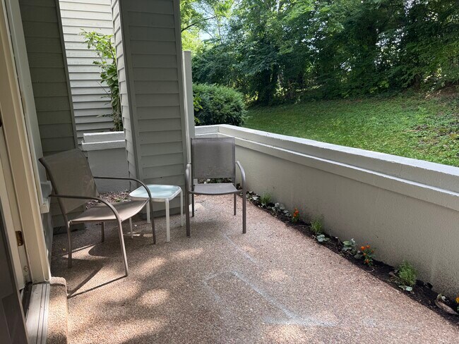 2 patios. Uno junto al comedor y otro junto a la cocina. - 226 Hillsboro Pl