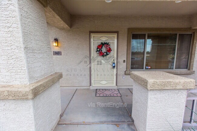 Foto del edificio - 945 E Blue Spruce Ln