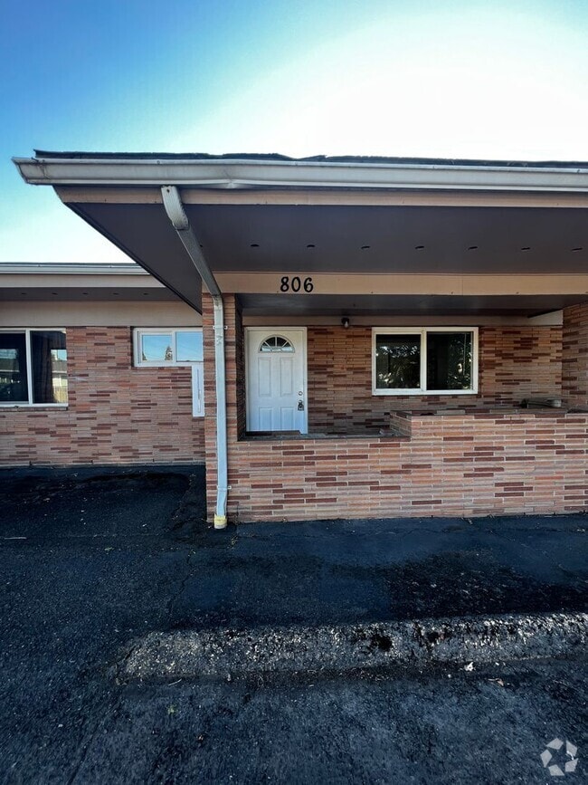 Building Photo - 802-806 Queen Ave SE