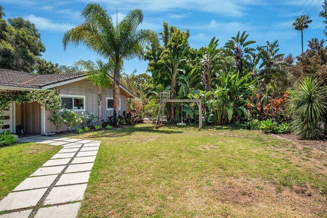 Foto del edificio - San Roque Home w/Spacious Backyard and Hom...