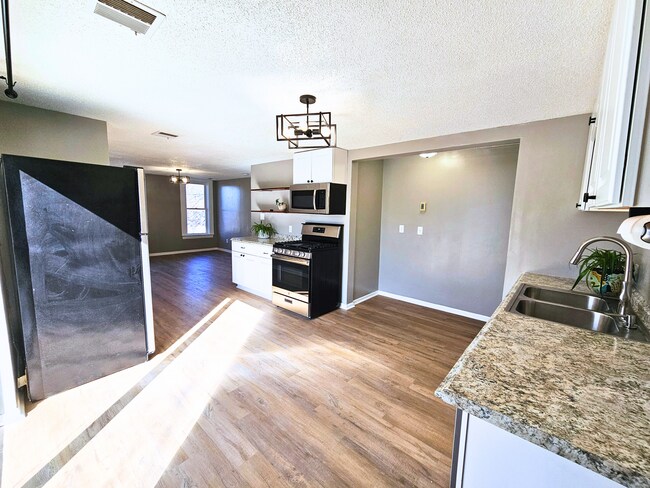 Kitchen - 358 Baker St W