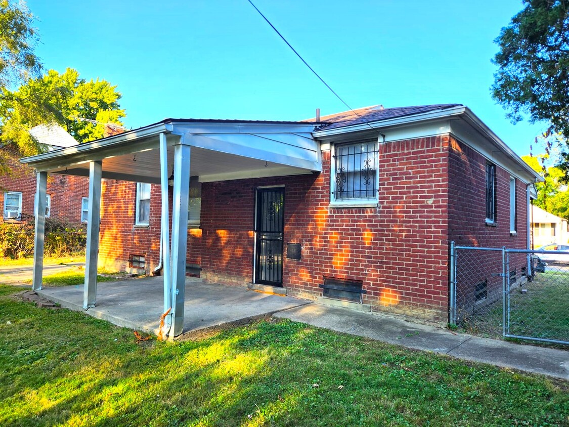 Primary Photo - 18215 Biltmore St