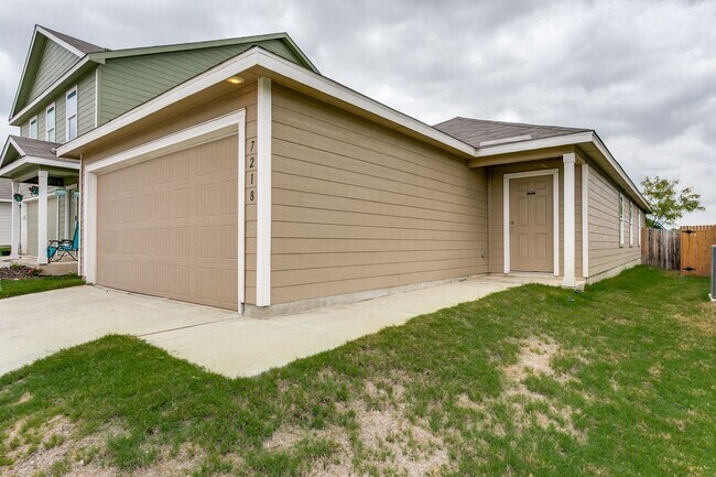 Foto del edificio - Modern 4-Bedroom Home Near Lackland AFB