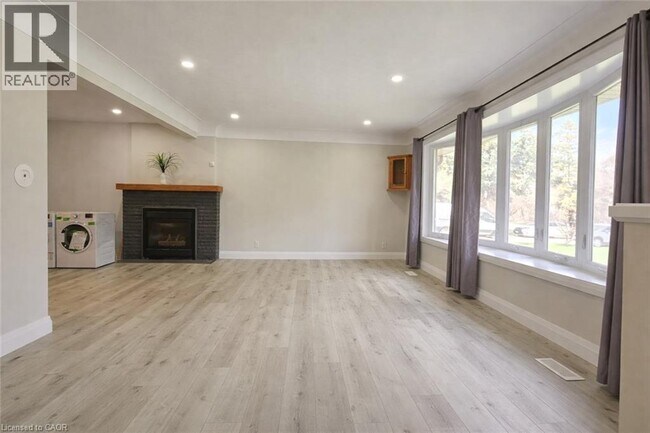 Photo du bâtiment - 208 Montgomery Rd