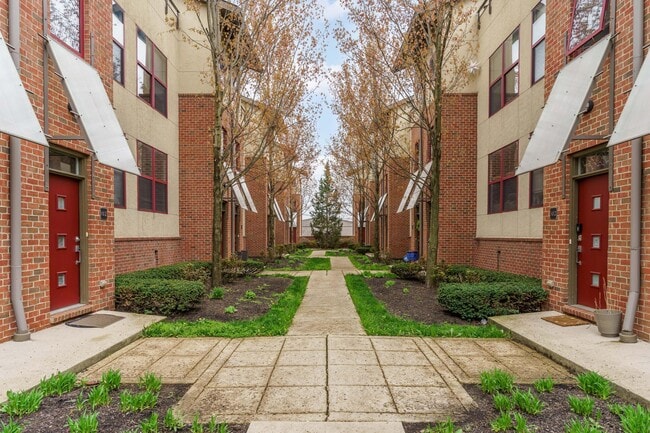 Building Photo - 587 E Rich St