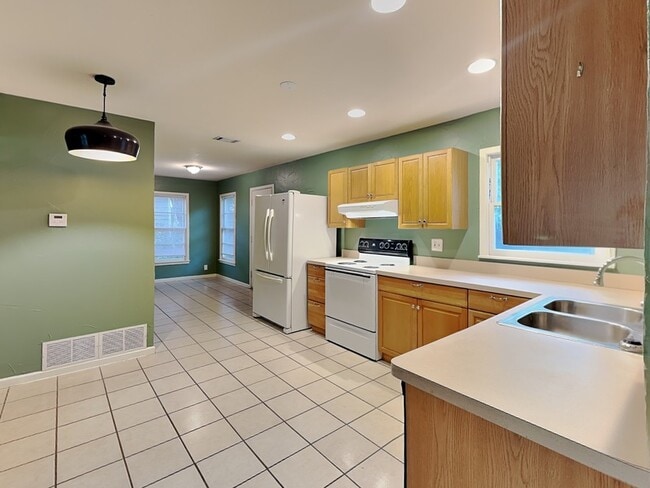 Building Photo - 412 Harrison Ln