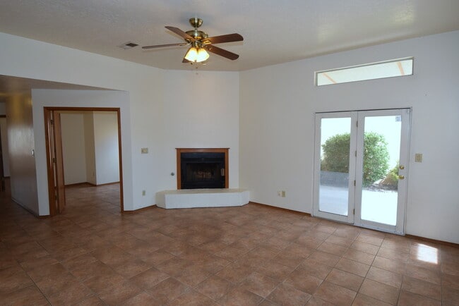 Building Photo - Great 2 Bedroom + Study Home In Taylor Ranch!