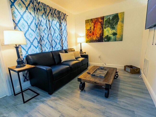 Foto del edificio - 2 br, 2 bath  - 916 N Victoria Park Rd # 1