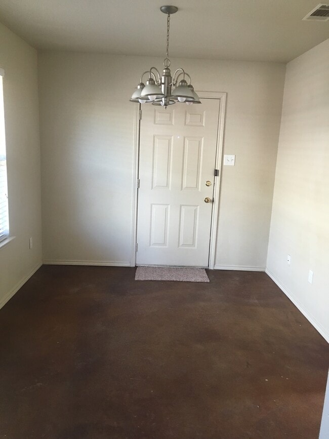 Building Photo - 3 Bedroom
