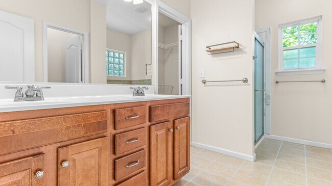 Building Photo - 705 Creekwood Dr