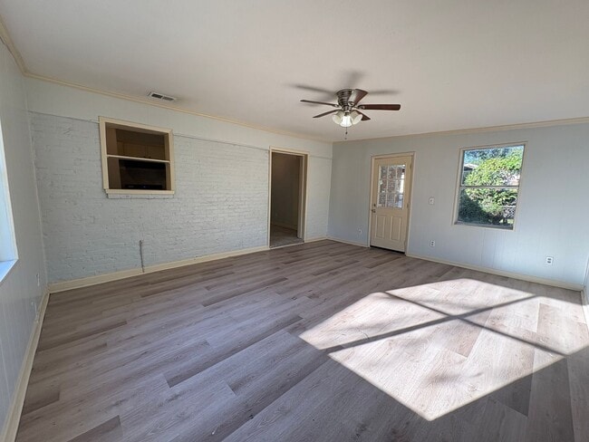 Foto del edificio - Gorgeous 3 bedroom/1 bath home with living...