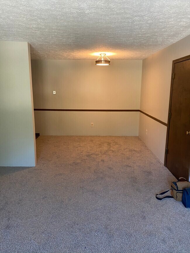 Building Photo - 28 Oakhurst Dr