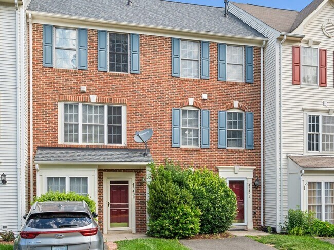 Building Photo - 3 Bedroom Townhome in Sterling