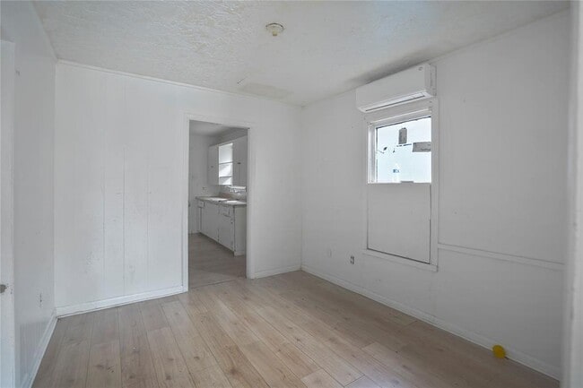 Building Photo - 3003 Amboy St