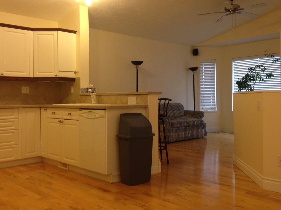 Building Photo - 4 Bed 2.5 Bath Unit in Didsbury, AB