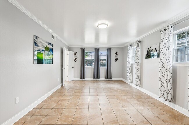 Building Photo - Metairie Home Available!