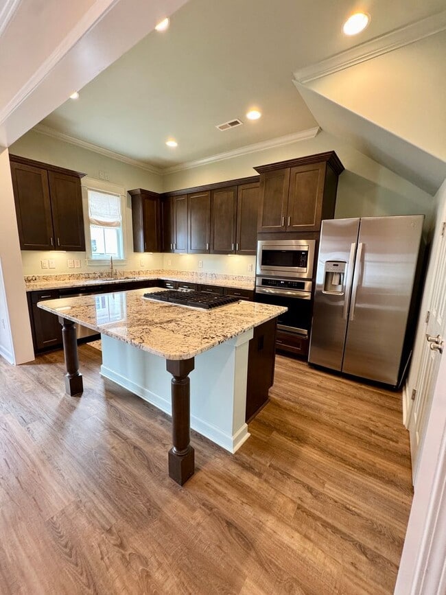 Foto del edificio - ELITE Townhome on Market Common! Move in ready! Make it YOURS for the Holidays!