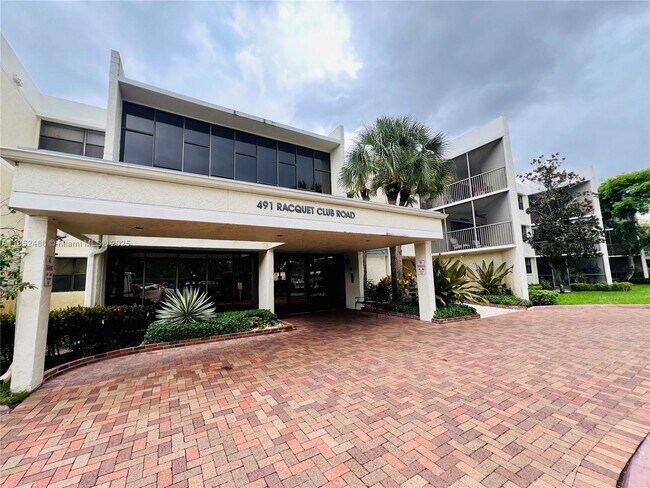 Foto del edificio - 491 Racquet Club Rd