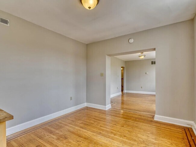 Foto del edificio - 3300 E Baltimore St