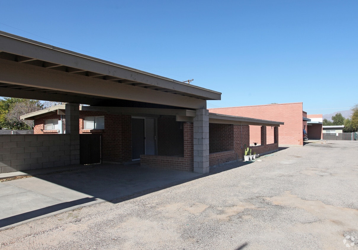 Building Photo - 1529 N Bryant Ave