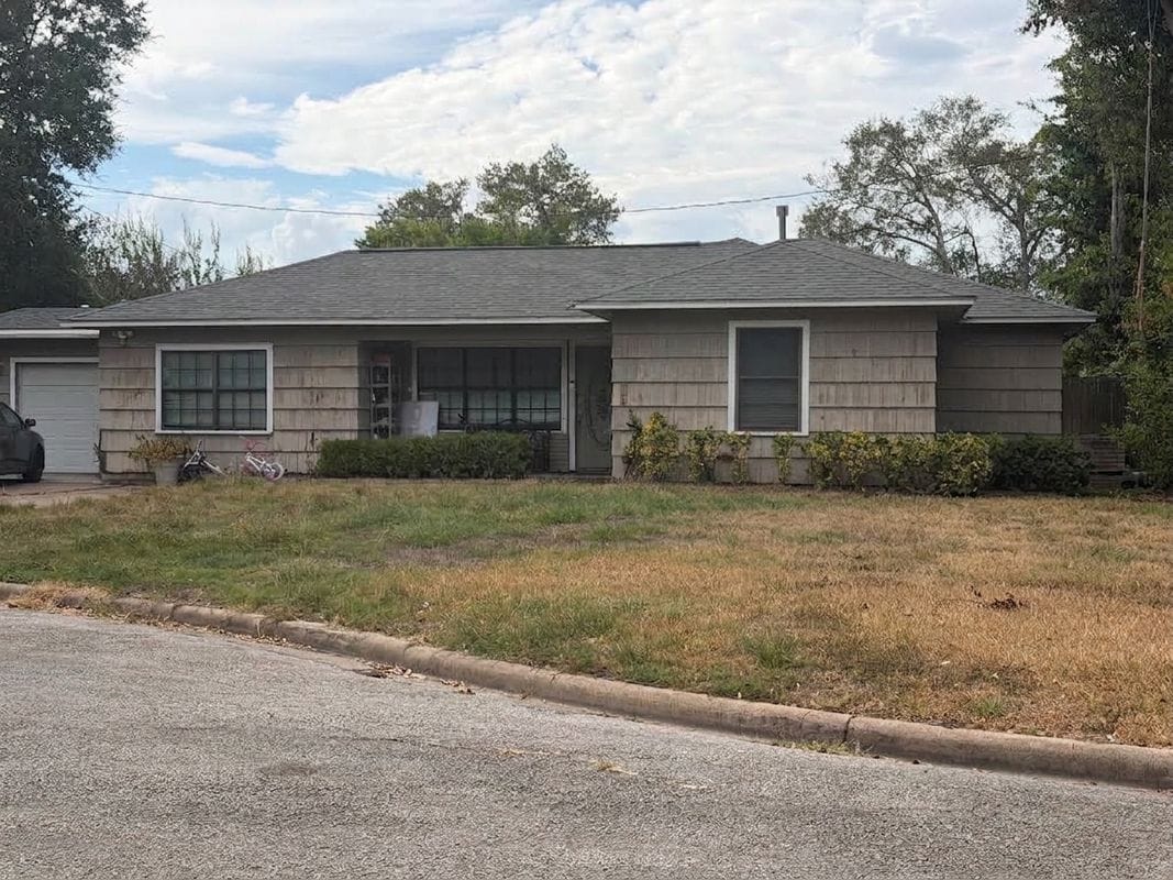 Building Photo - 211 Gary Cir