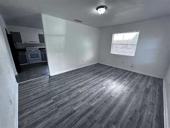 Building Photo - this 3 bed/1 bath house