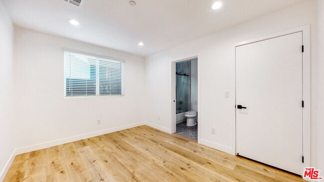 Building Photo - 640 N Serrano Ave