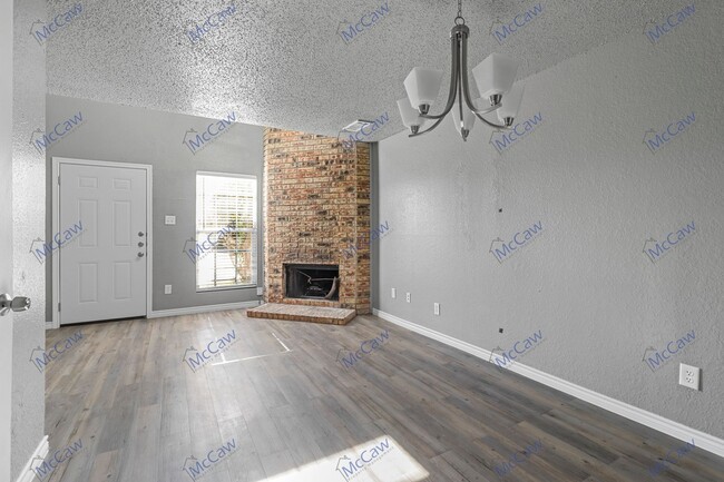 Foto del edificio - Beautiful 1/1.5 Town Home In Dallas!