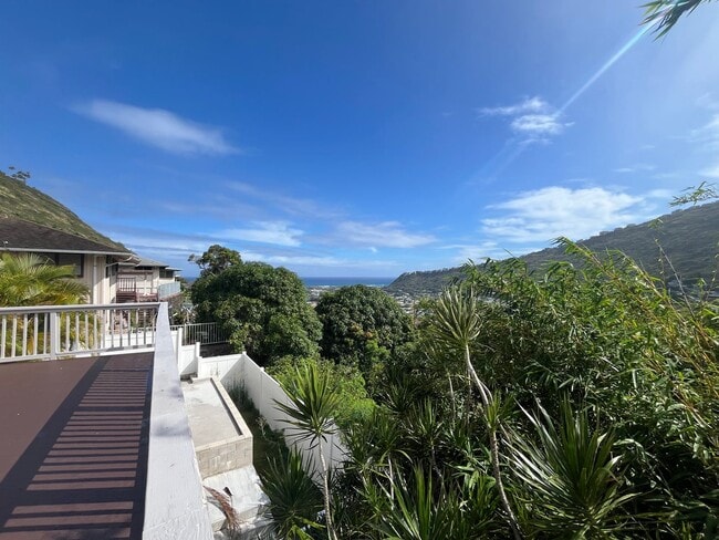 Building Photo - Renovated 6 Bedroom, 3.5 Bath Home with 2 Garages in Aina Haina
