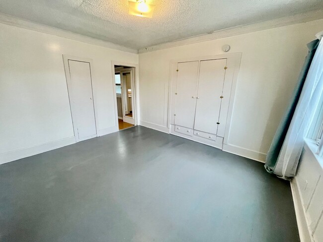 Building Photo - R0445