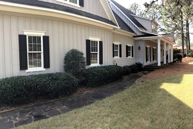 Building Photo - 14 Forest Lake Dr