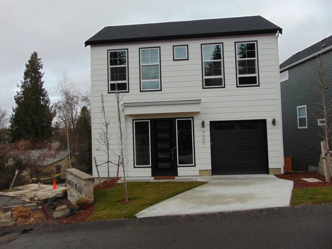 Primary Photo - Beautiful 4 Bedroom Contemporary Luxury Ho...