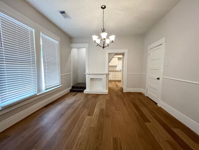 Building Photo - Unique Boutique 3/2/2 Craftsman Bungalow In Angleton