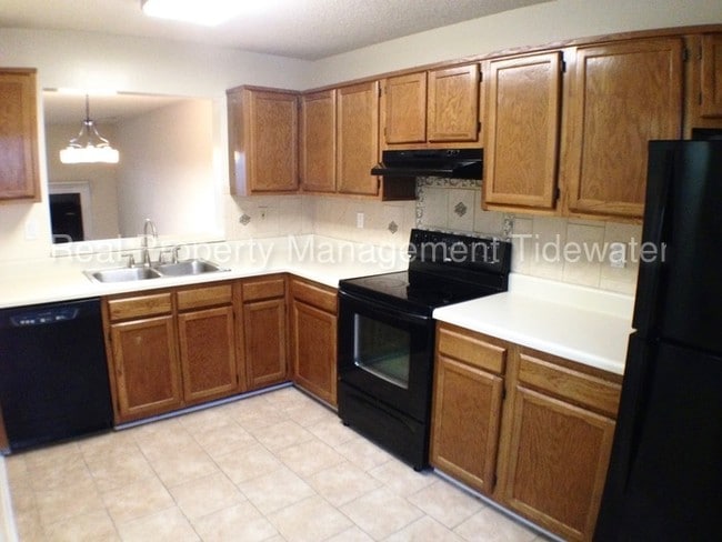 Building Photo - 5028 Glenwood Way