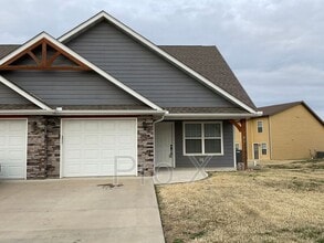 Building Photo - 611 Easton Dr