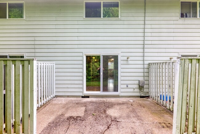 Building Photo - WELL-MAINTAiNED 2 BEDROOM & 1.5 BATH CONDO