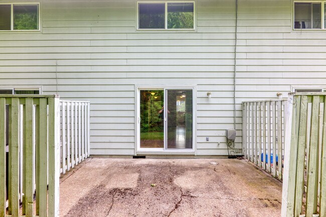 Foto del edificio - WELL-MAINTAiNED 2 BEDROOM & 1.5 BATH CONDO