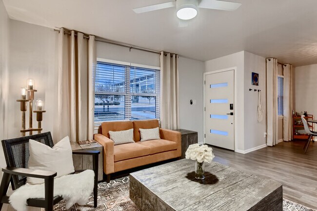 Building Photo - Desert Willow @ 808B-Walk to the Square!