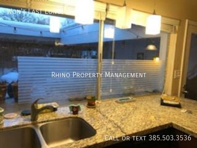 Building Photo - 829 E Three Fountains Dr