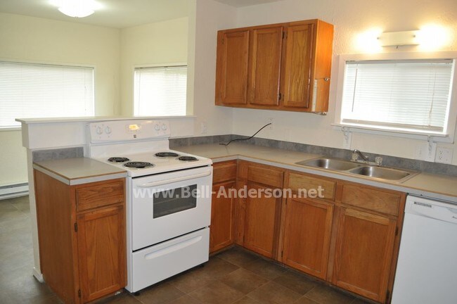 Building Photo - Two Bedroom with Large Garage