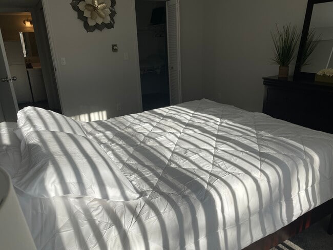 Building Photo - 7249 N Lakeside Ct