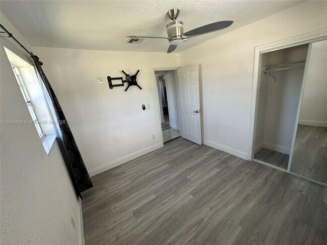Foto del edificio - 3920 NW 185th St
