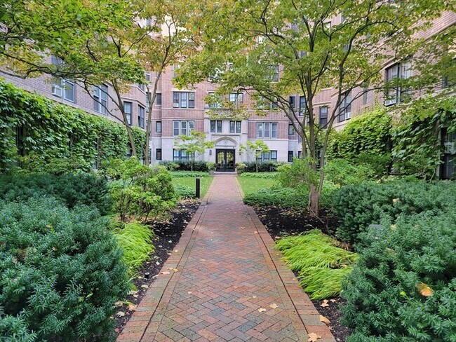 Foto del edificio - 988 Memorial Dr