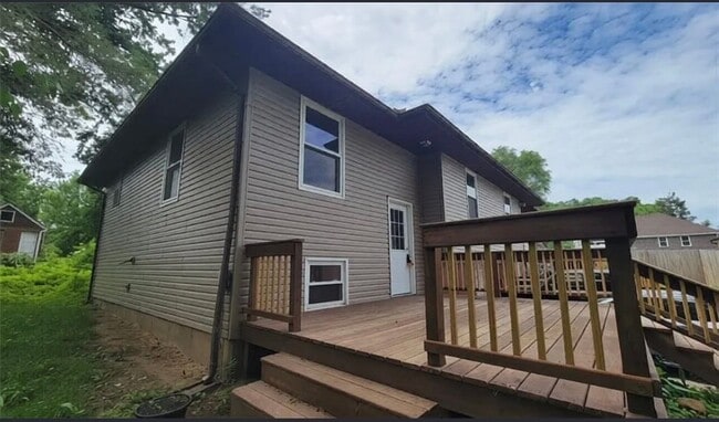 Building Photo - 807 N Clark Ave