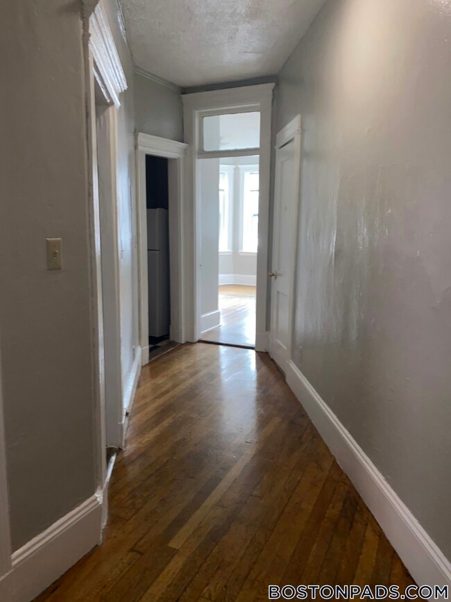 Building Photo - 463 Park Dr