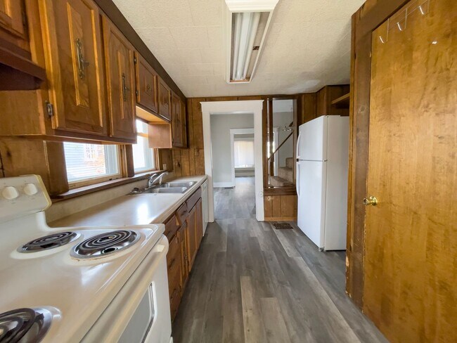 Building Photo - Cozy Home